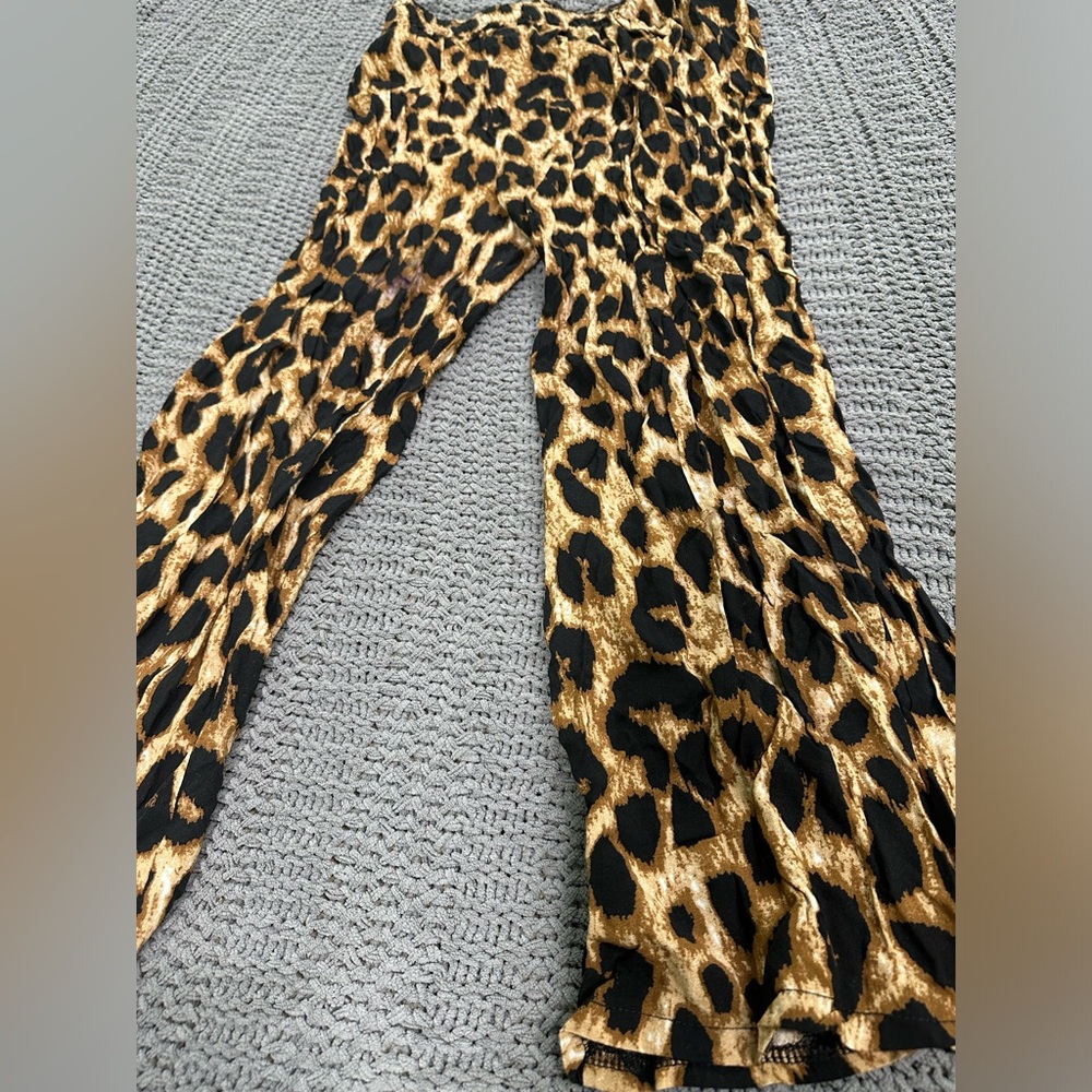 These cute cheetah women capper pants